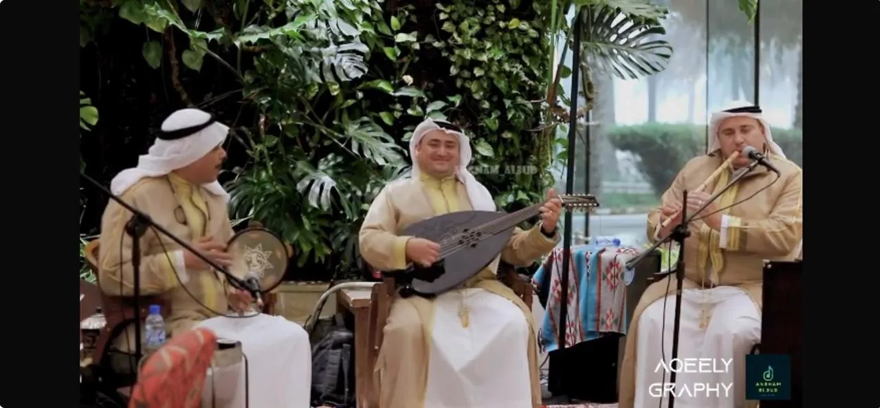 عازفا عود وإيقاع بالزي الخليجي – فرقة أنغام العود