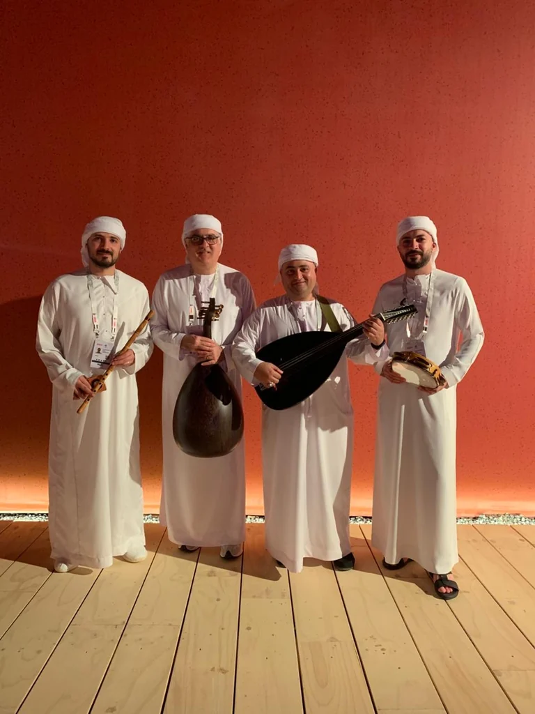 فرقة أنغام العود بالزي الإماراتي مع العود والناي والدف